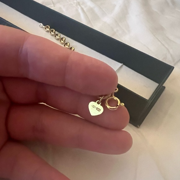 18k Solid Gold chain bracelet with a heart charm. - Picture 2 of 4